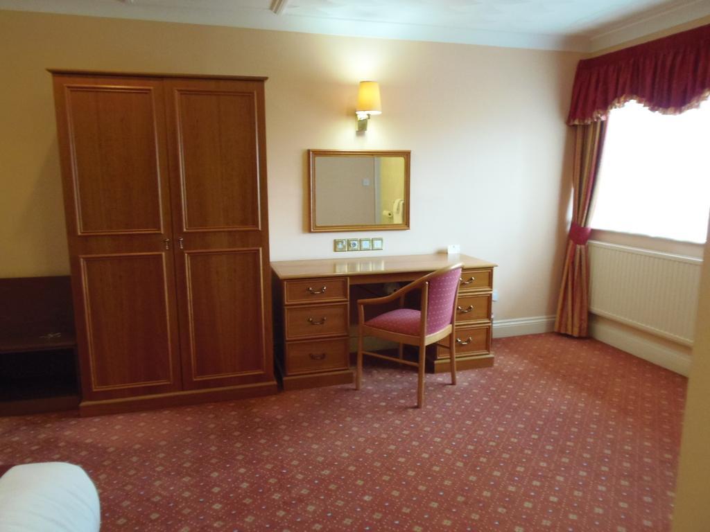 Potters International Hotel Aldershot Eksteriør billede