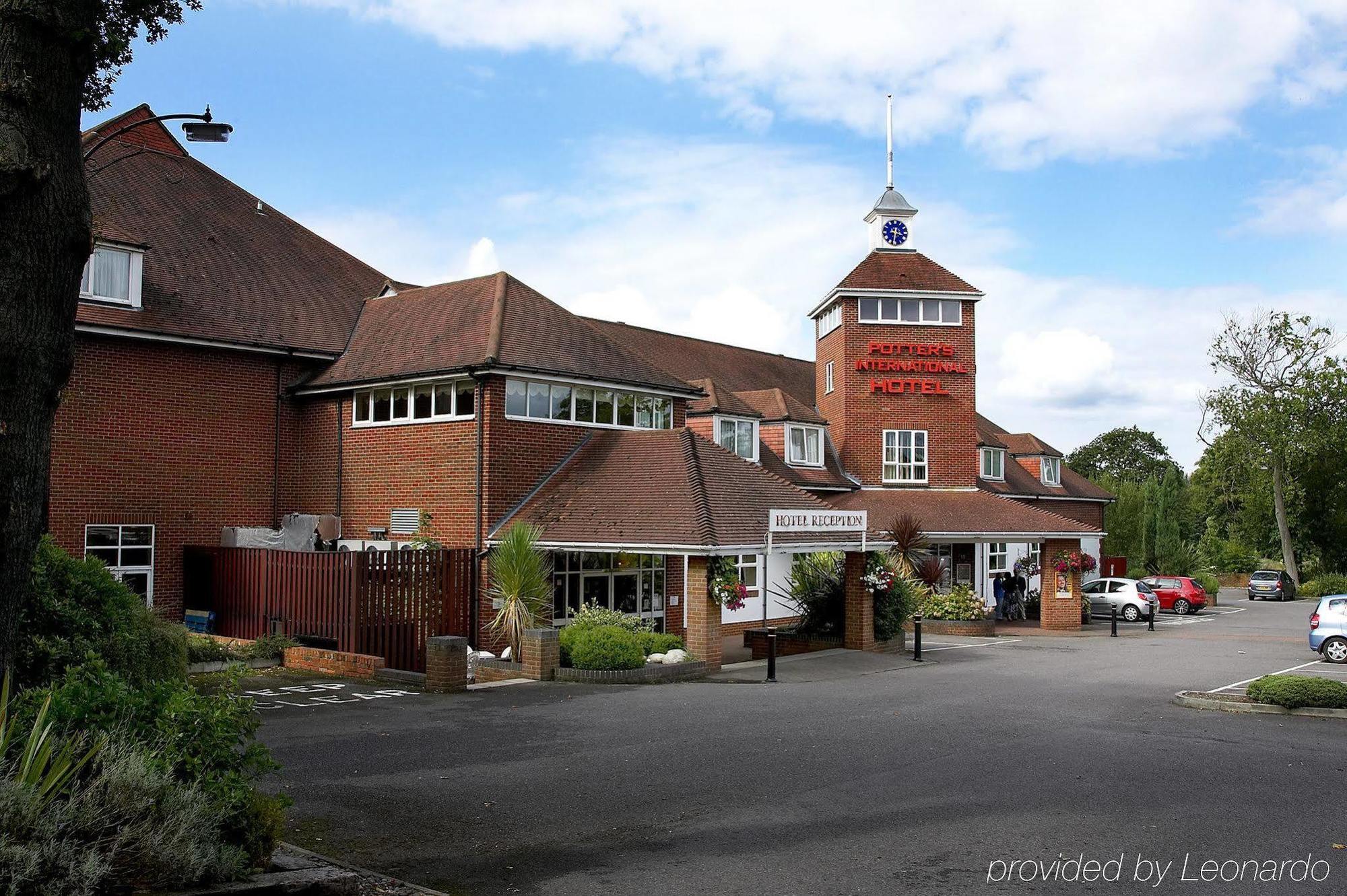 Potters International Hotel Aldershot Eksteriør billede