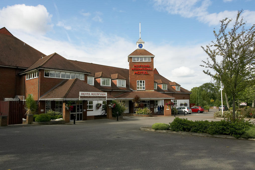 Potters International Hotel Aldershot Eksteriør billede