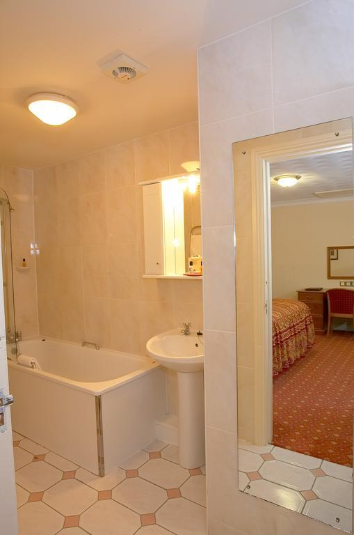Potters International Hotel Aldershot Eksteriør billede